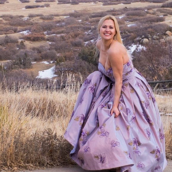 Gorgeous Classic LULY YANG COUTURE Gown - Picture 2 of 7